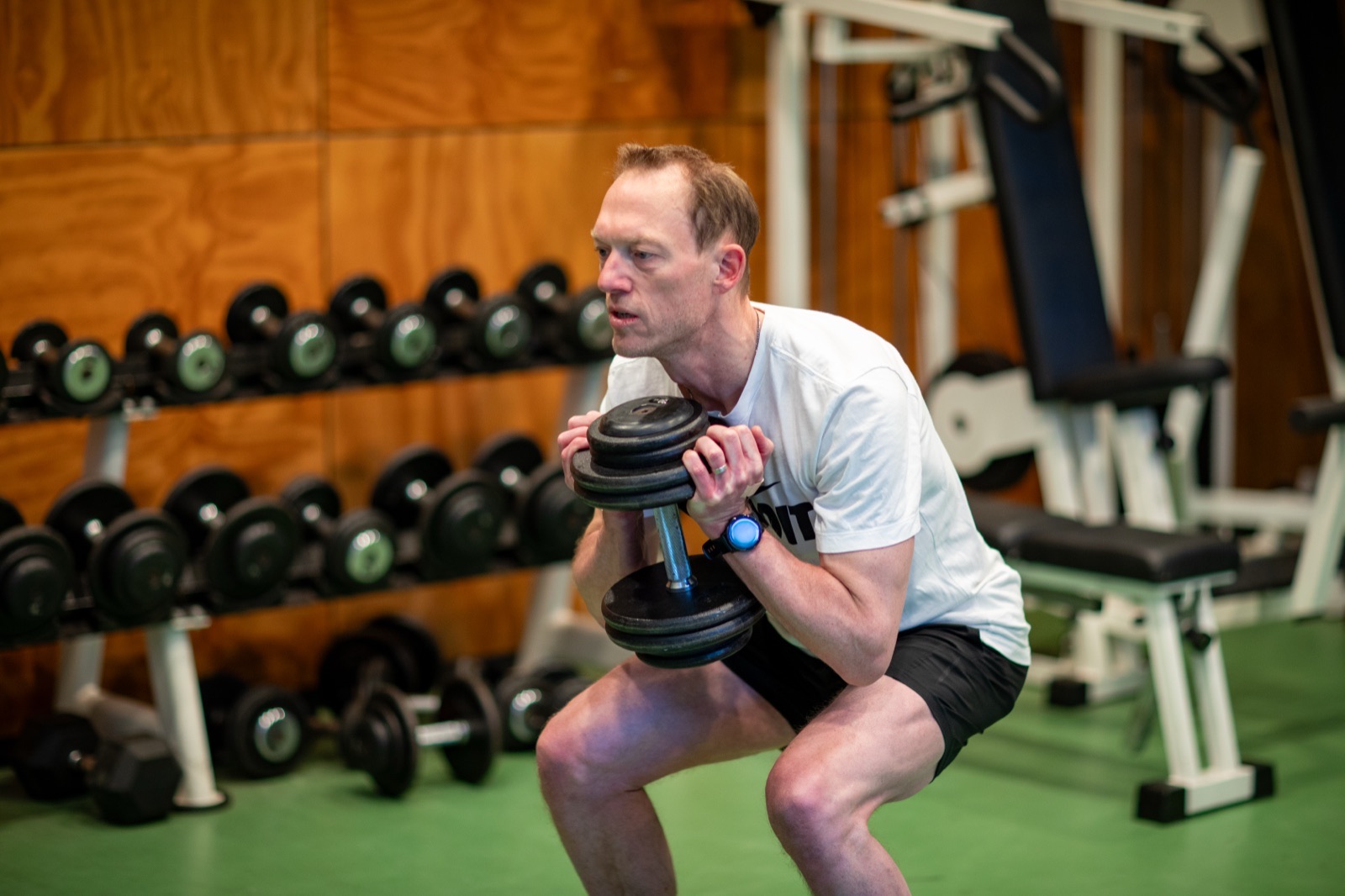 Jan-Peter traint met dumbbells bij The Padellers in Doorn